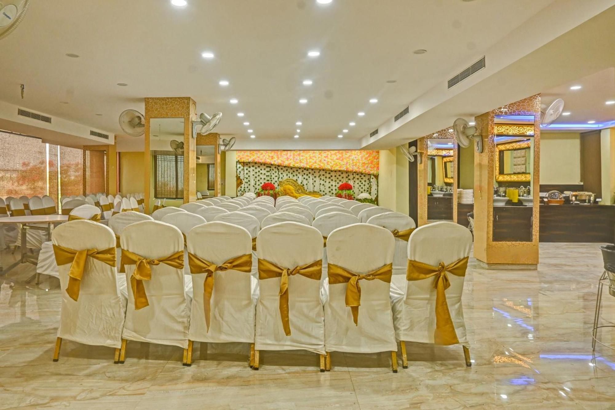 Oyo Tulsi Angan Hotel Danapur Luaran gambar